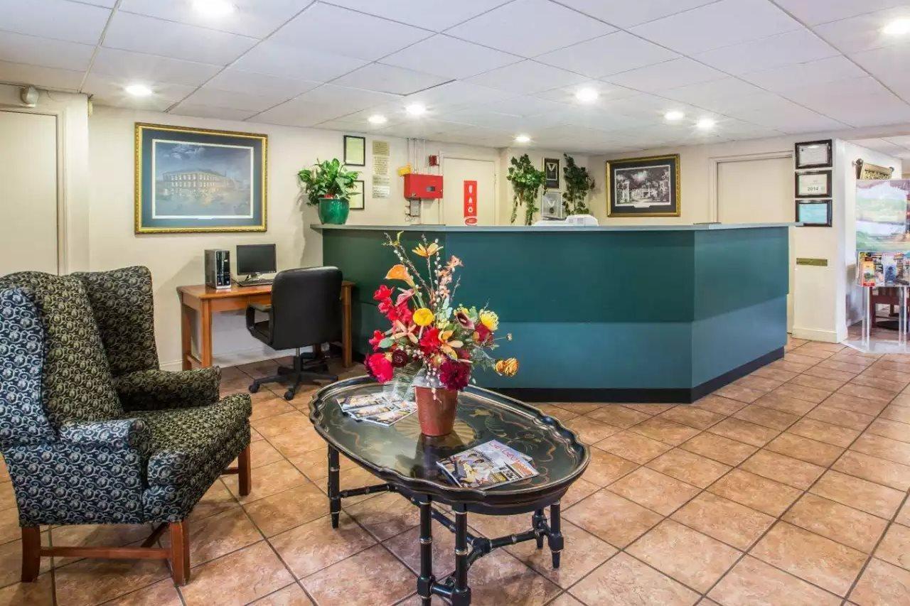 Econo Lodge Inn & Suites At Fort Moore Columbus Extérieur photo