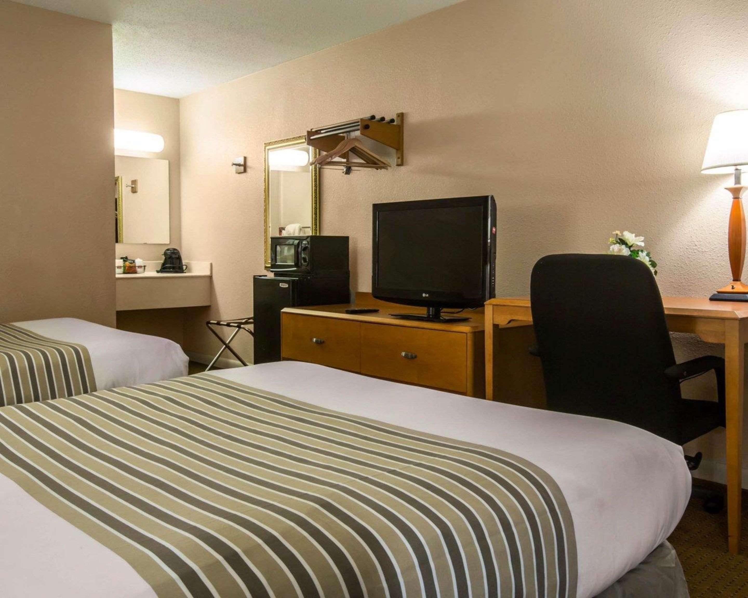 Econo Lodge Inn & Suites At Fort Moore Columbus Extérieur photo