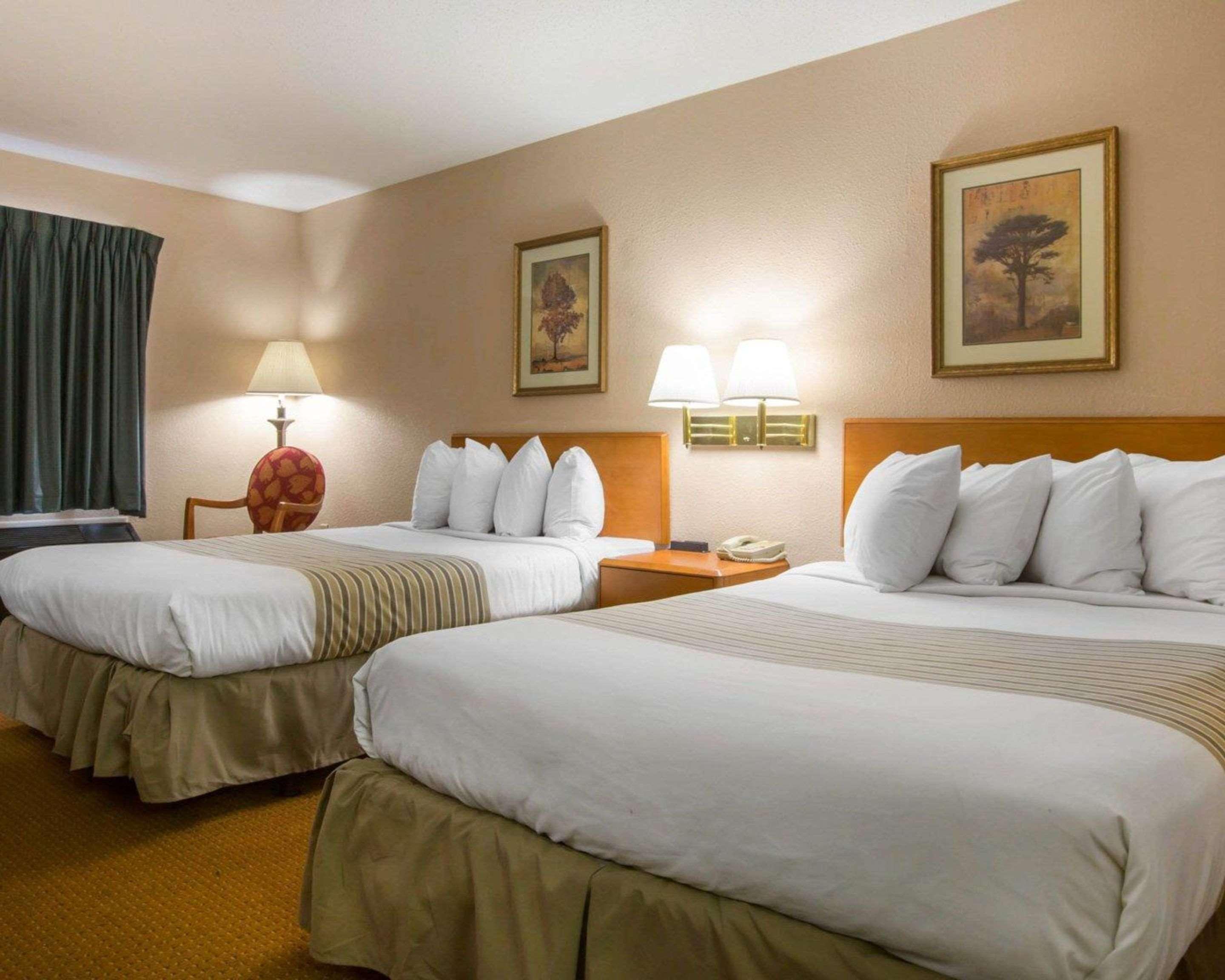 Econo Lodge Inn & Suites At Fort Moore Columbus Extérieur photo