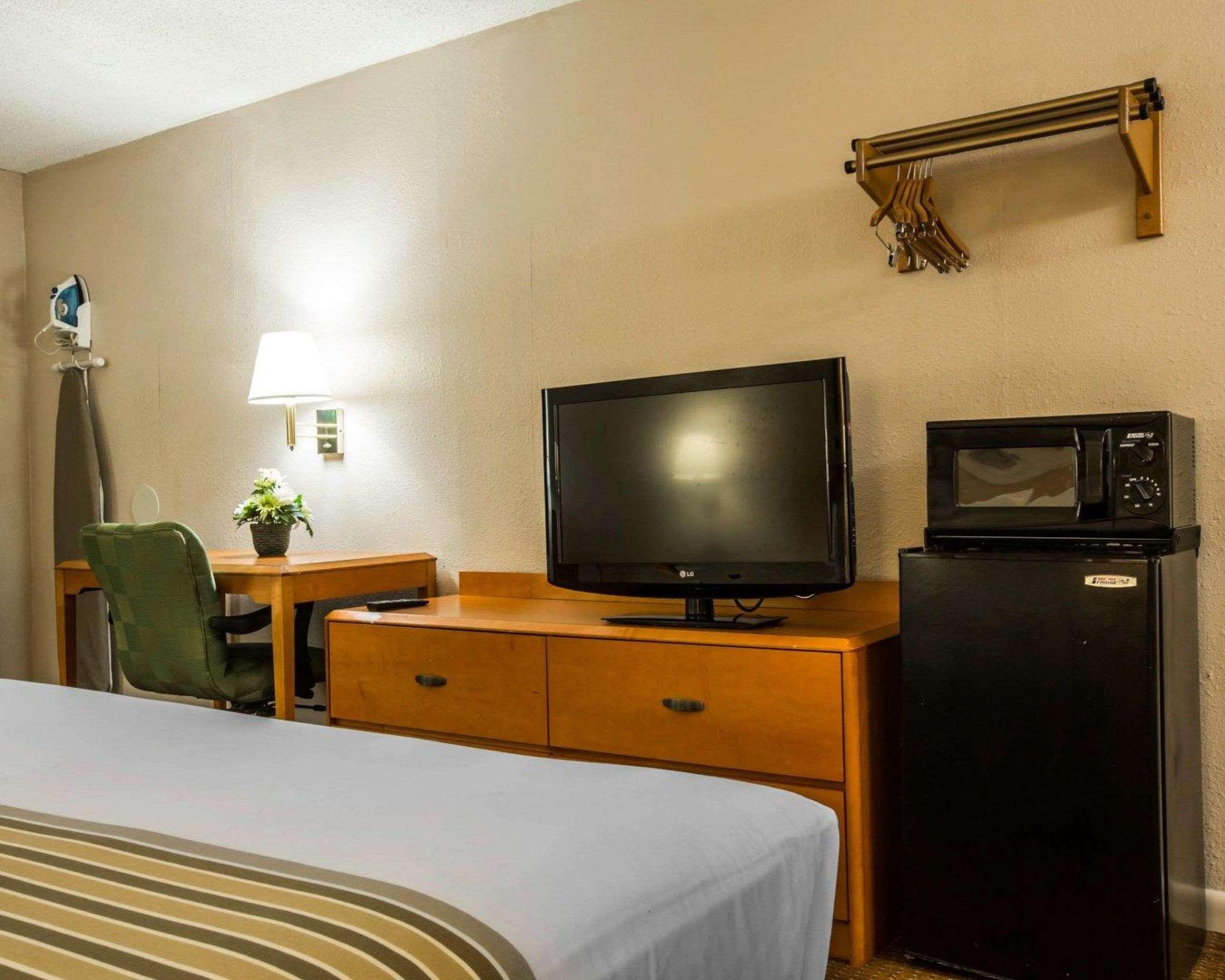 Econo Lodge Inn & Suites At Fort Moore Columbus Extérieur photo