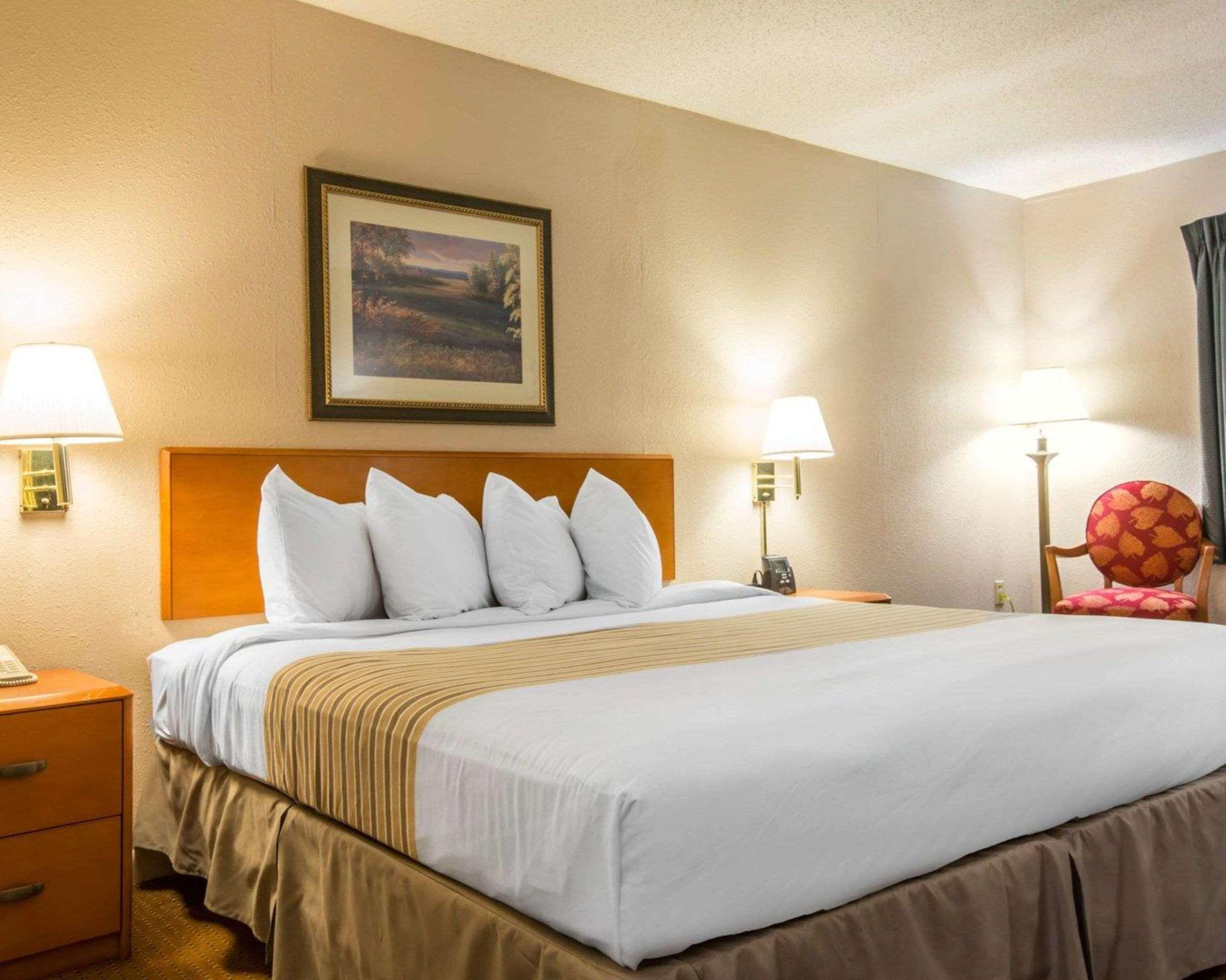 Econo Lodge Inn & Suites At Fort Moore Columbus Extérieur photo