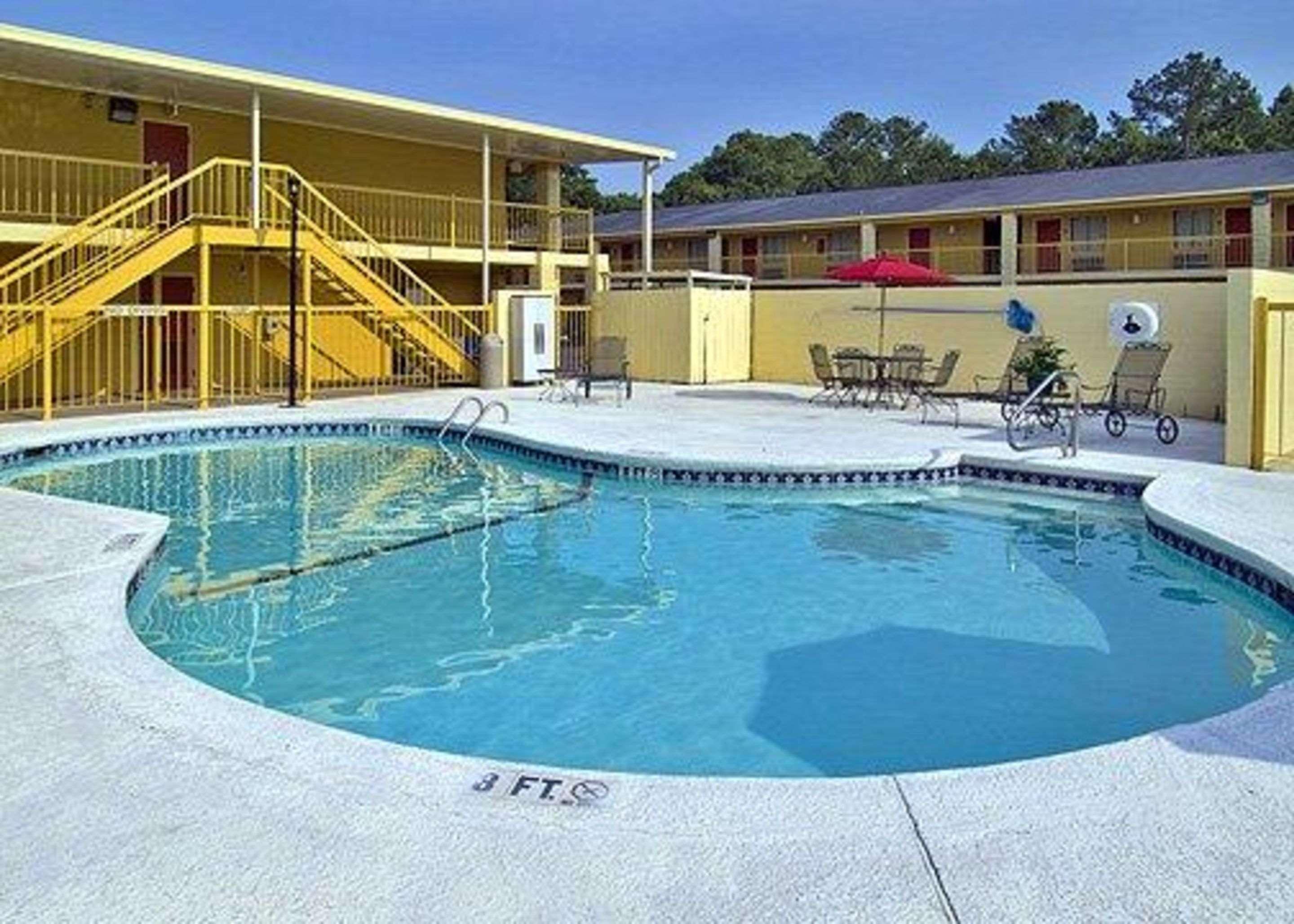 Econo Lodge Inn & Suites At Fort Moore Columbus Extérieur photo
