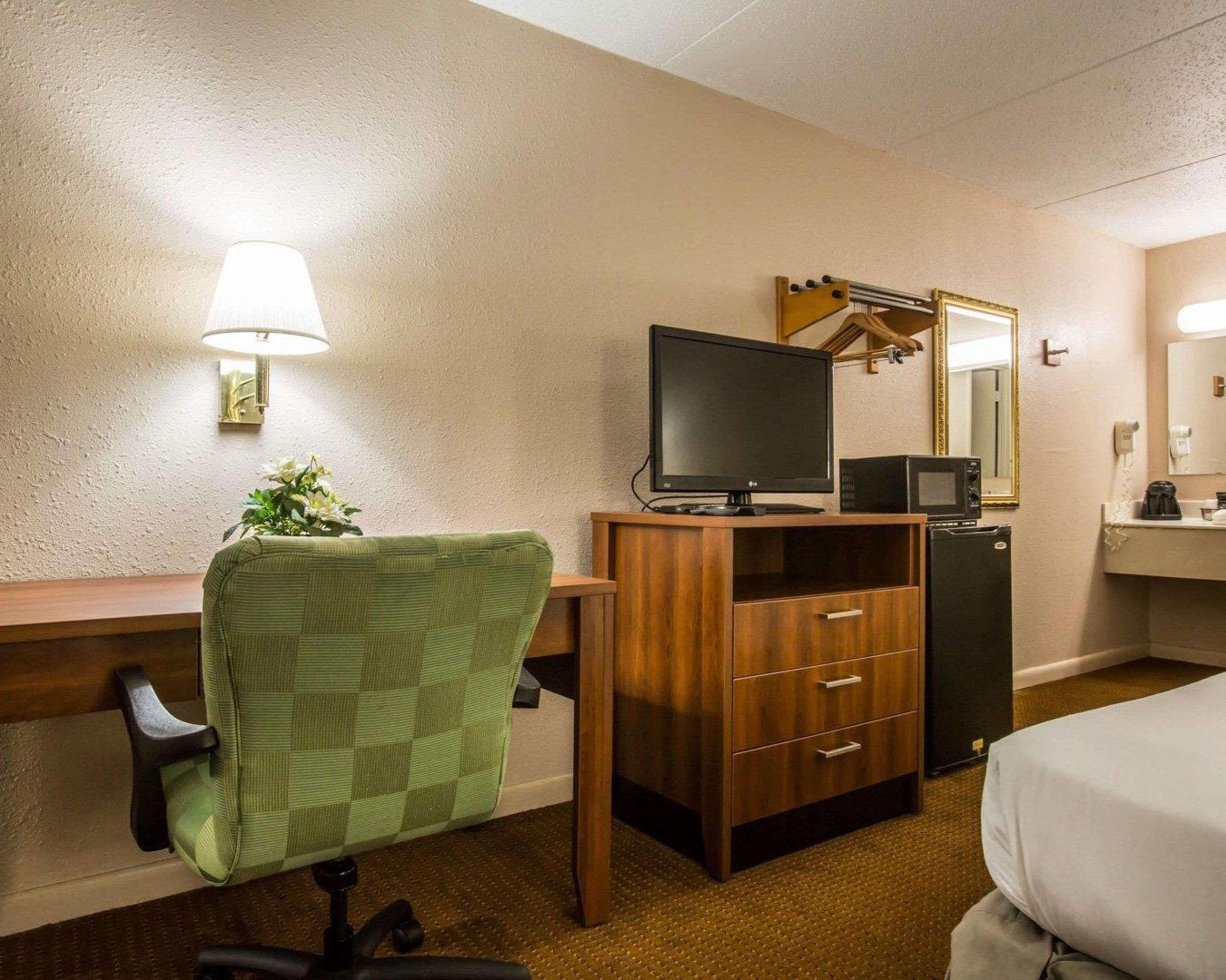 Econo Lodge Inn & Suites At Fort Moore Columbus Extérieur photo
