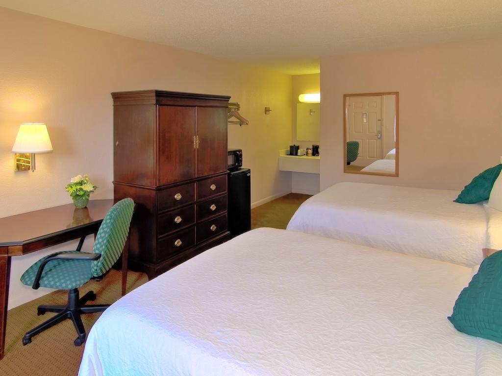 Econo Lodge Inn & Suites At Fort Moore Columbus Extérieur photo
