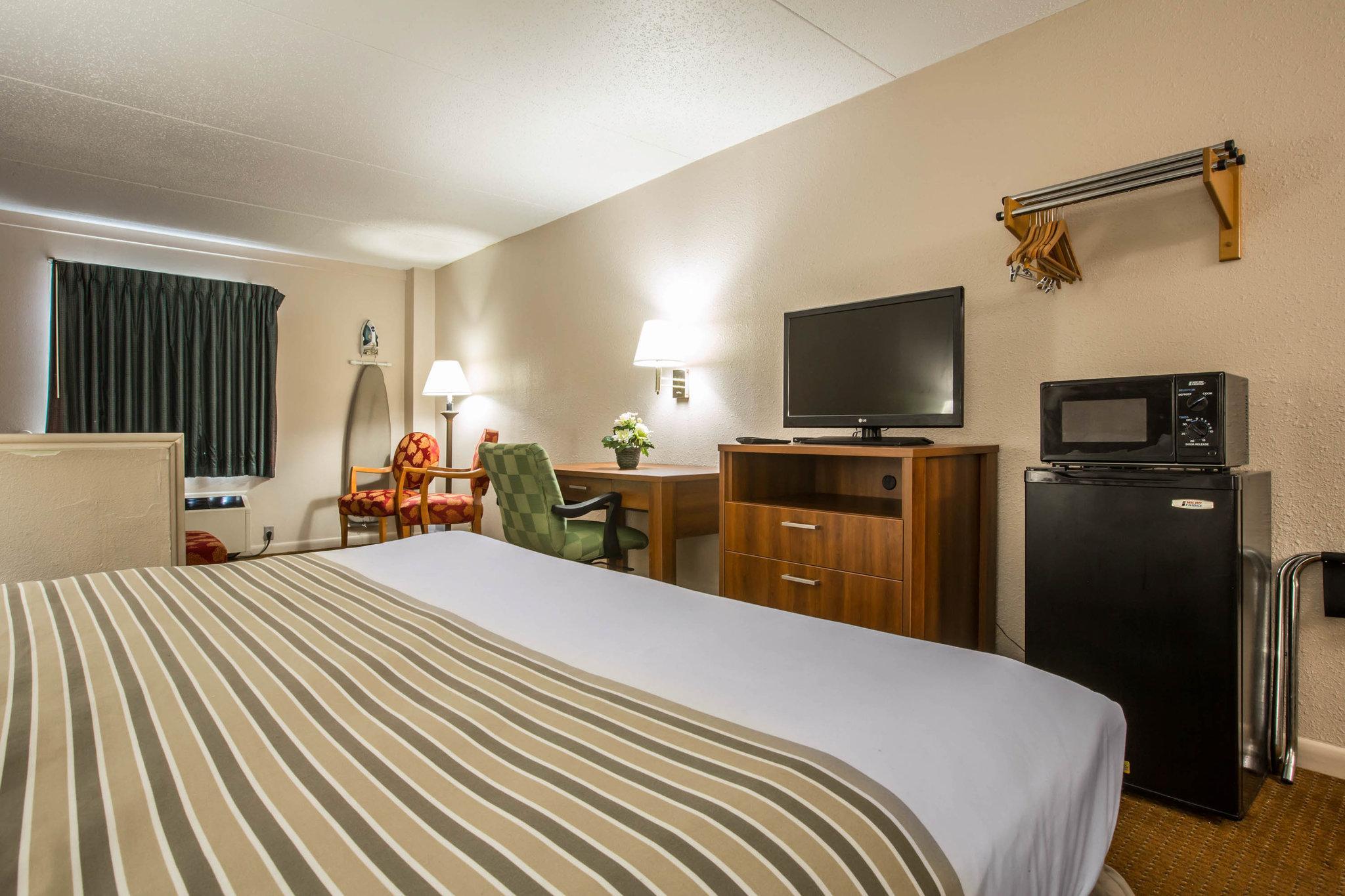 Econo Lodge Inn & Suites At Fort Moore Columbus Extérieur photo