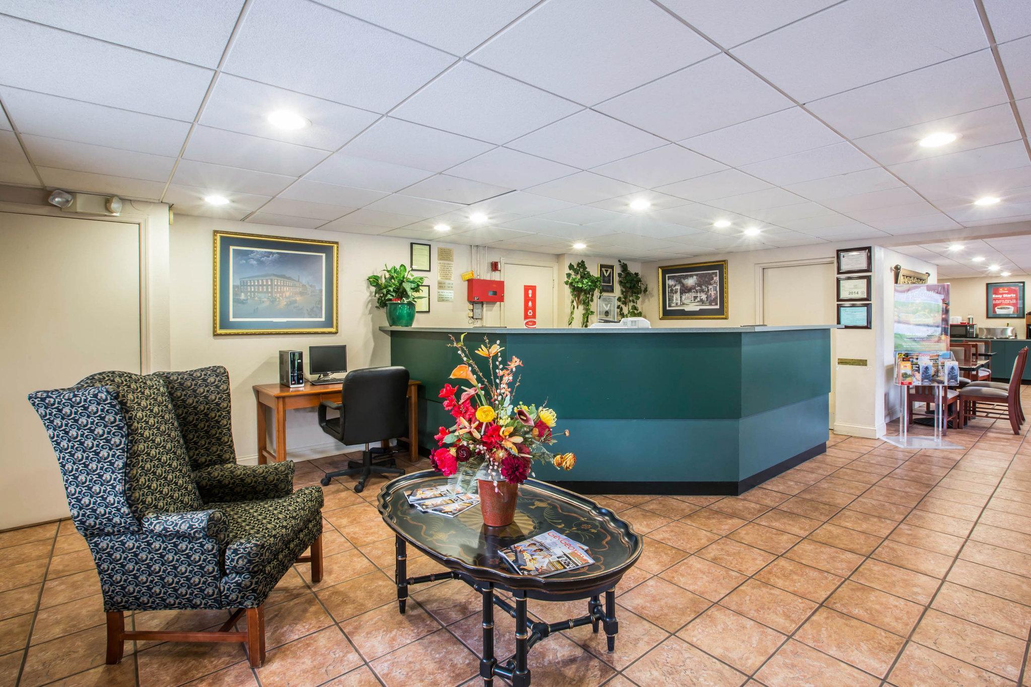 Econo Lodge Inn & Suites At Fort Moore Columbus Extérieur photo