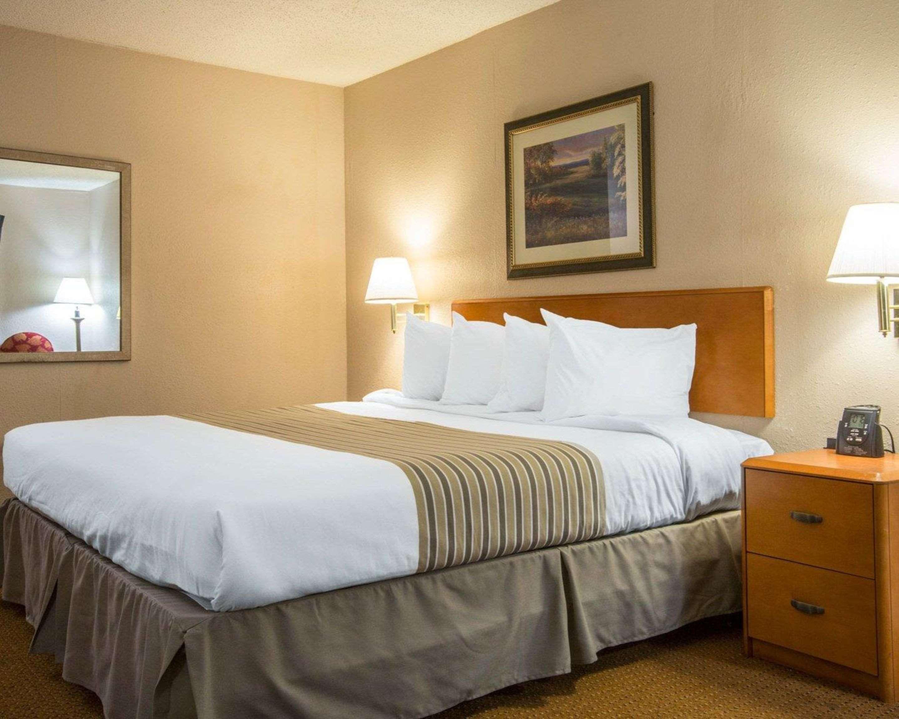 Econo Lodge Inn & Suites At Fort Moore Columbus Extérieur photo