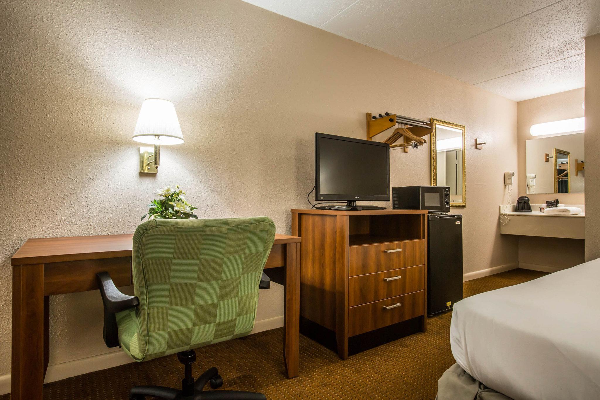 Econo Lodge Inn & Suites At Fort Moore Columbus Extérieur photo
