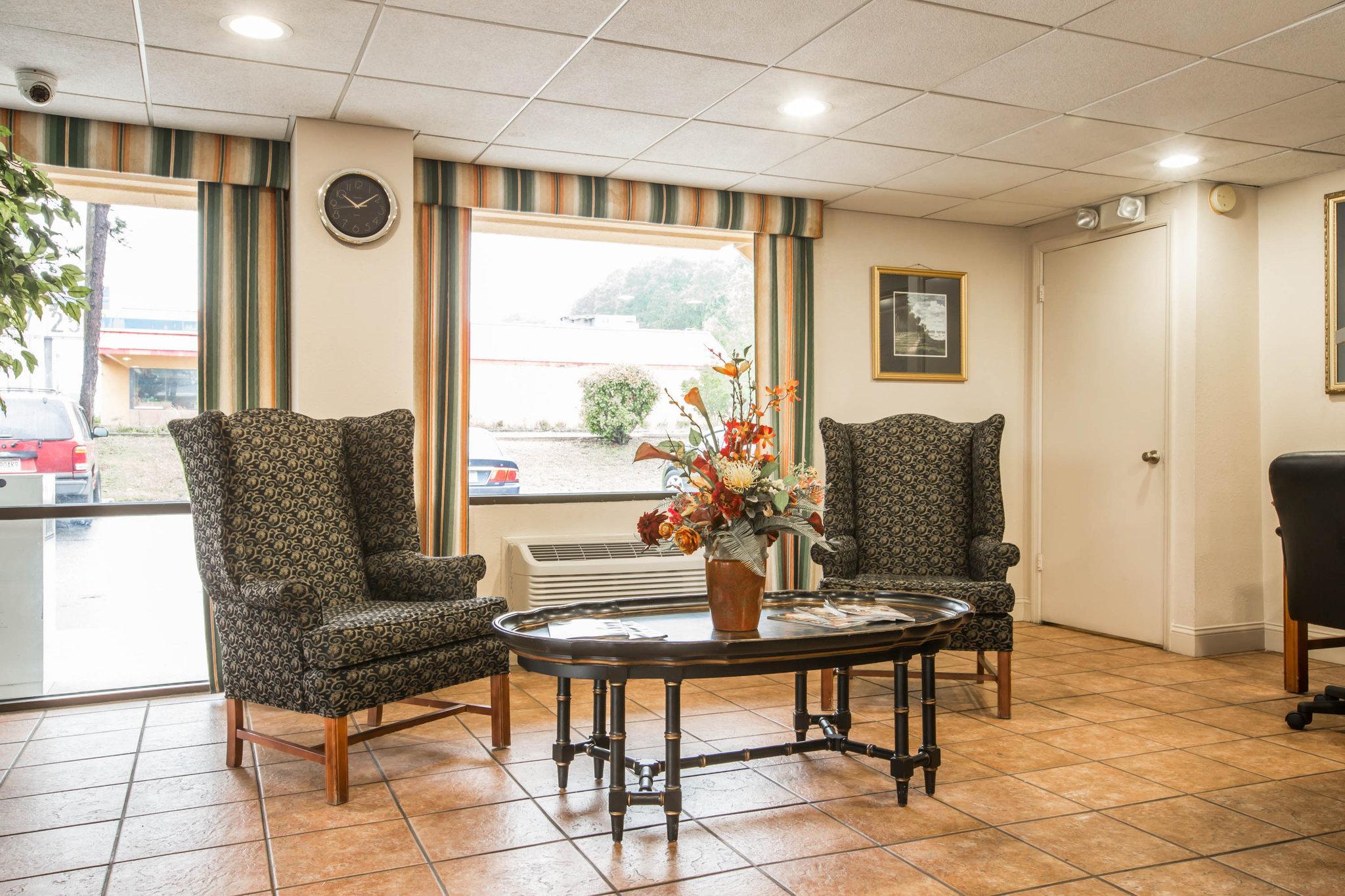 Econo Lodge Inn & Suites At Fort Moore Columbus Extérieur photo
