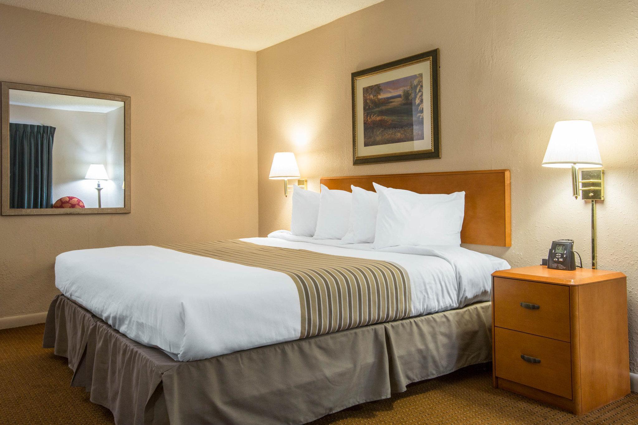 Econo Lodge Inn & Suites At Fort Moore Columbus Extérieur photo